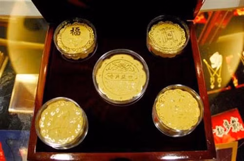 Ngoài ra còn có các hộp bánh trung thu bằng vàng còn được xem là biểu tượng cho “ gia đình hạnh phúc”, cầu mong “phúc lộc”,…