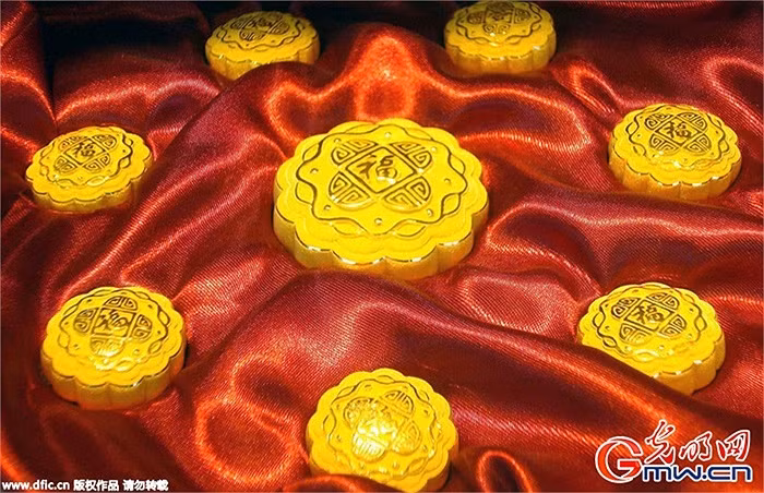 Một cửa hàng vàng ở Tô Châu (Trung Quốc) cũng vừa giới thiệu sản phẩm bánh trung thu bằng vàng sắp được bán ra thị trường.