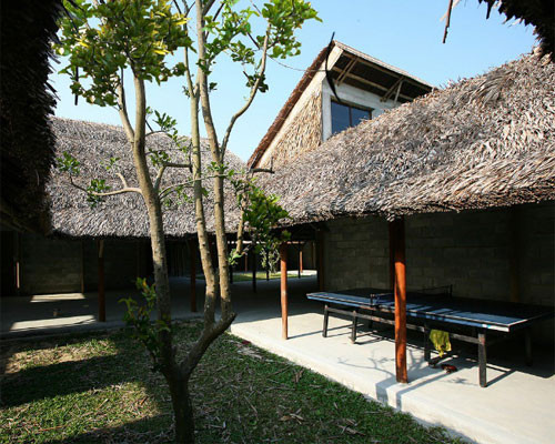 Cây xanh được trồng xen kẽ vào các không gian trong nhà để tạo bóng mát.