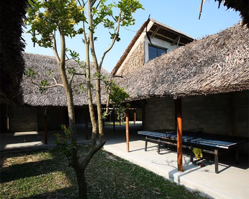 Cây xanh được trồng xen kẽ vào các không gian trong nhà để tạo bóng mát.