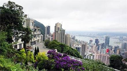 Căn nhà 4 tầng cực kỳ sang trọng này được xây cách đây 70 năm và vừa được tu sửa vào nằm 2000. Nó có diện tích khoảng 836 m2, địa chỉ ở số 22 Barker Road, trên đỉnh núi Victoria Peak – ngọn núi cao nhất của Hong Kong và cũng là nơi cực kỳ sầm uất, thu hút nhiều khách tham quan nhất của đặc khu này.