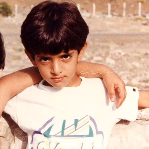 Giống như các công chúa hoàng tử khác, thời niên thiếu của Hoàng tử Rashid cũng sống trong nhung lụa, giàu sang.