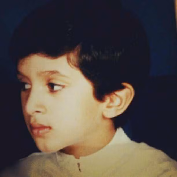 Khuôn mặt của Hoàng tử có những đường nét rất đẹp.