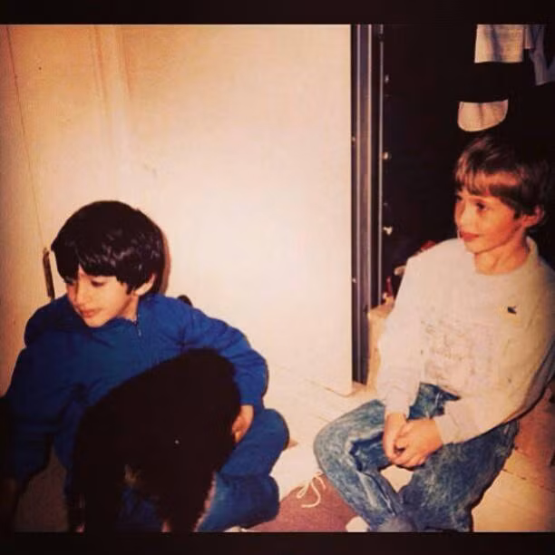 Hoàng tử Rashid (áo xanh) sở hữu gương mặt điển trai ngay từ nhỏ.