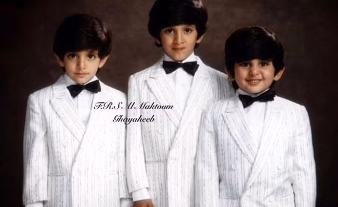  Hoàng tử Dubai Sheikh Rashid là con thứ hai và con trai cả trong số 24 người con của Quốc vương Sheikh Mohammed. Trong ảnh, Sheikh Rashid (giữa) chụp cùng hai em trai là Sheikh Hamdan (trái) và Sheikh Maktoum.