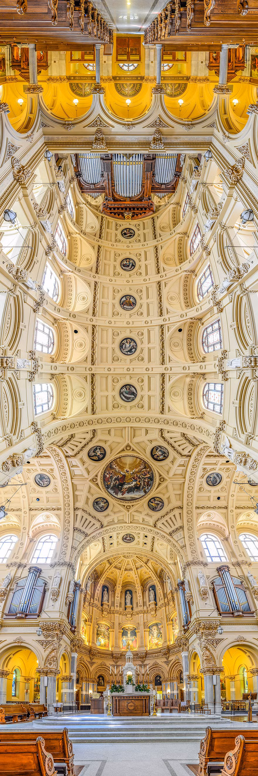 Nhà thờ Thánh Francis Xavier với lối kiến trúc Roma cổ kính kết hợp với Hy lạp cổ đại và phong cách Phục hưng.