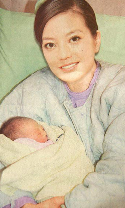 Năm 2010, Triệu Vy đã sinh hạ con gái đầu lòng Tiểu Tháng Tư tại bệnh viện Gleneagles ở Singapore. Chi phí cho mỗi phòng ở đây rơi vào khoảng 21.000 NDT (hơn 70 triệu)/ngày. Ngoài những nội thất xa hoa như khách sạn 5 sao, trong phòng của bệnh viện còn có hẳn một bể tắm mát-xa. Ước tính, Triệu Vy chi không dưới 300.000 NDT (hơn 1 tỷ đồng) trong lần đầu mang bầu.