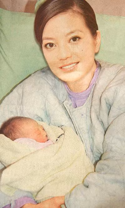 Năm 2010, Triệu Vy đã sinh hạ con gái đầu lòng Tiểu Tháng Tư tại bệnh viện Gleneagles ở Singapore. Chi phí cho mỗi phòng ở đây rơi vào khoảng 21.000 NDT (hơn 70 triệu)/ngày. Ngoài những nội thất xa hoa như khách sạn 5 sao, trong phòng của bệnh viện còn có hẳn một bể tắm mát-xa. Ước tính, Triệu Vy chi không dưới 300.000 NDT (hơn 1 tỷ đồng) trong lần đầu mang bầu.