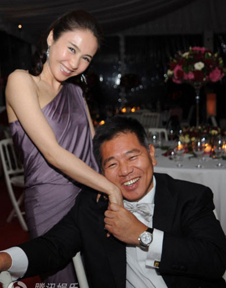 Để phục vụ cho việc sinh nở, Lê Tư đã mua một căn biệt thự xa hoa tại Hong Kong. Cô và người chồng tỷ phú Mã Đình Cường cũng cho người trang trí sẵn phòng cho những đứa trẻ sắp ra đời của mình. Thậm chí, Mã Đình Cường còn đặt chỗ sinh con cho vợ ở bệnh viện Canossa – một bệnh viện quốc tế cao cấp ở Hong Kong. Chưa yên tâm, Mã Đình Cường còn đặt luôn cả chỗ sinh ở một bệnh viên tại Sydney, Úc có tên gọi Royal Prince Alfred.