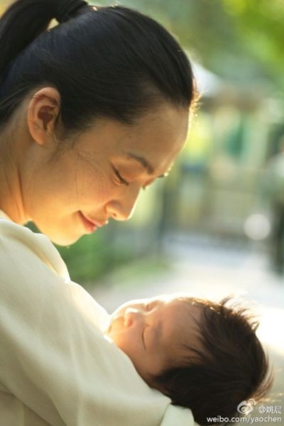 Diêu Thần chọn sinh con tại phòng VIP của một bệnh viện Mỹ nằm ở thủ đô Bắc Kinh. Ngoài ra, nữ diễn viên còn thuê cả bác sĩ riêng người Mỹ để đỡ đẻ cho cô. Chi phí đồ ăn trước khi sinh của Diêu Thần vào khoảng 13.600 NDT (khoảng hơn 46 triệu đồng), trong khi chi phí xét nghiệm gấp 10 lần số tiền này. Sau khi sinh, Diêu Thần còn được cung cấp một chế độ ăn đặc biệt với chi phí lên đến 56.000 NDT (khoảng trên 190 triệu đồng).