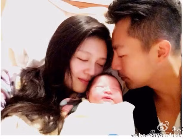 Từ Hy Viên: Nữ diễn viên Từ Hy Viên chọn bệnh viện để sinh nở là West Garden ở Đài Bắc. Đây là một trong những bệnh viện được đánh giá là tốt nhất ở Đài Loan. Để chuẩn bị tốt nhất cho vợ con, Uông Tiểu Phi đã thuê phòng VIP cho vợ. Tổng chi phí sinh nở trong viện của Từ Hy Viên được tiết lộ là lên tới 80.000 NDT (khoảng 272 triệu đồng).