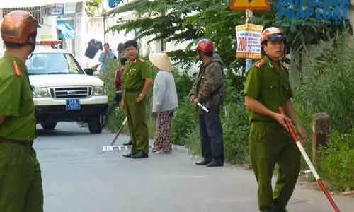 Mot si quan cong an bi chem trong thuong giua quan