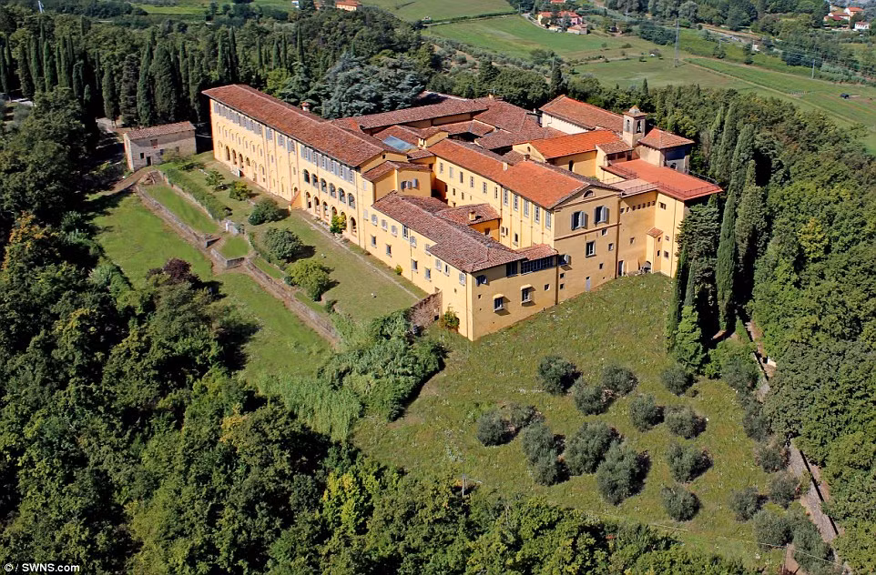  Tòa nhà cổ 50 phòng ngủ ở Tuscany (Ý) có tên Giaccherino đang được rao bán với lời mời chào hấp dẫn rằng người mua có thể chuyển đổi căn nhà thành một khách sạn hoặc trung tâm hội nghị ấn tượng.