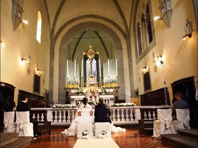 Ngôi nhà cổ rộng lớn có một nhà thờ.