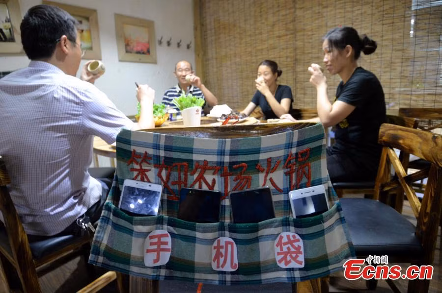 Nha hang ky quac cam khach dung dien thoai di dong-Hinh-2