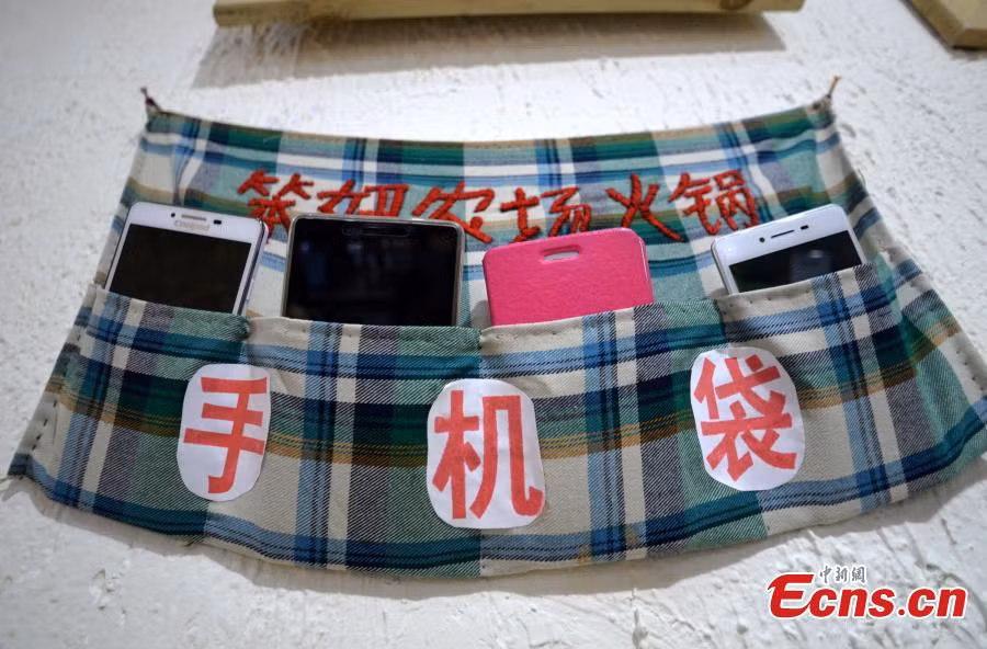 Nha hang ky quac cam khach dung dien thoai di dong-Hinh-3