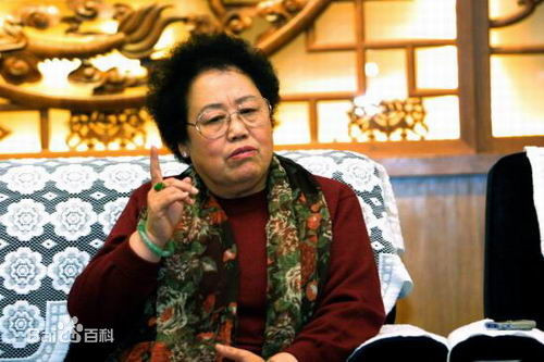 Bà Trần Lệ Hoa nổi tiếng không chỉ nhờ tài kinh doanh mà còn là phu nhân của nam diễn viên Trì Trọng Thụy, người từng hành công sau vai diễn Đường Tăng trong Tây Du Ký phiên bản 1986.