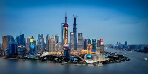 Tháp Thượng Hải có hình dạng của 9 tòa nhà hình trụ xếp chồng lên nhau và các mặt tiền đều được ốp kính. Tòa nhà cao 120 tầng bao gồm rất nhiều văn phòng, cửa hàng, khách sạn, không gian công cộng của các tập đoàn tài chính và cơ quan chính phủ.