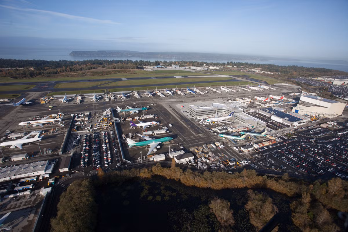 Ngoài nhà máy chính, Boeing còn có hàng ngàn đối tác và vệ tinh ở các quốc gia khác nhau trên thế giới chuyên sản xuất và lắp ráp những bộ phận động cơ, linh kiện và phụ tùng cho hãng.