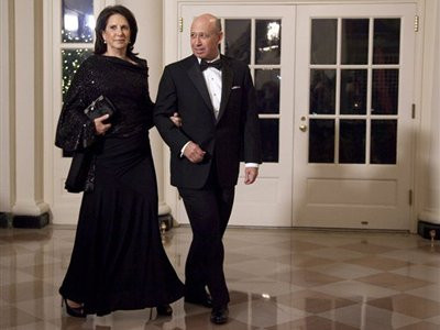 10. Lloyd và Laura Blankfein: Bà Laura Blankfein có bằng cử nhân luật của trường Đại học Georgetown. Bà từng làm việc với tư cách luật sư cho Phillips, Nizer, Benjamin, Krim &amp; Ballon ở New York. Còn chồng bà là ông Lloyd - Giám đốc điều hành ngân hàng Goldman Sachs.