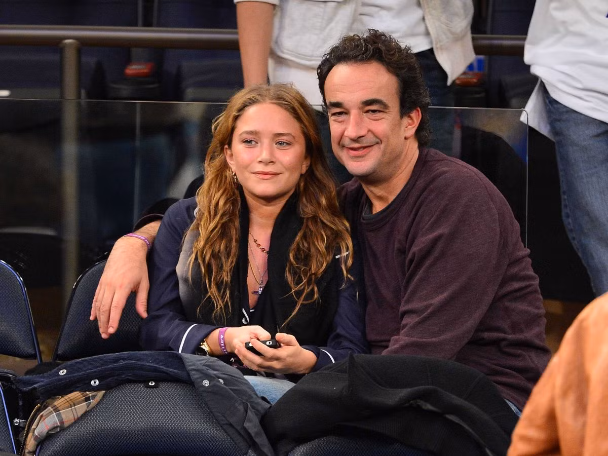 7. Olivier Sarkozy và Mary – Kate Olsen: Olsen được biết đến với vai diễn Michelle Tanner trong Full House. Cô cũng từng đóng một vài phim với người em sinh đôi Ahsley. Cặp sinh đôi này cũng sở hữu đế chế thời trang trị giá khoảng 1 tỷ USD. Trong khi đó, bạn trai của Olsen là Sarkozy (44 tuổi) - giám đốc điều hành và trưởng nhóm dịch vụ tài chính toàn cầu tại công ty vốn cổ phần tư nhân Carlyle Group. Trước đó, anh là người phụ trách khách hàng tổ chức tại UBS và cũng từng làm việc cho Credit Suisse trong 11 năm. Anh là người em trai của cựu Tổng thống Pháp Nicolas Sarkozy.