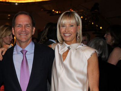 9. Paul Tudor Jones và Sonia Tudor Jones: Sonia Tudor Jones là cựu người mẫu thời trang người Australia, đã luyện tập yoga hơn chục năm nay. Hiện, Sonia là giáo viên dạy yoga kiêm người sang lập nên trung tâm thể dục thẩm mỹ JOIS Yoga studio. Chồng cô là Paul Tudor Jones - một nhà quản lý quỹ đầu cơ nổi tiếng.