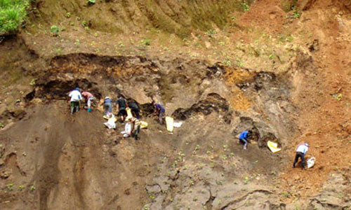 Thời gian qua, nhiều người dân ngang nhiên khai thác trái phép tại mỏ đất hiếm Đông Pao. Lợi dụng sự buông lỏng quản lý của chính quyền địa phương, nhiều đầu nậu đã vận động người dân vào khai thác trộm để chúng thu mua bán sang Trung Quốc trong nhiều năm qua.