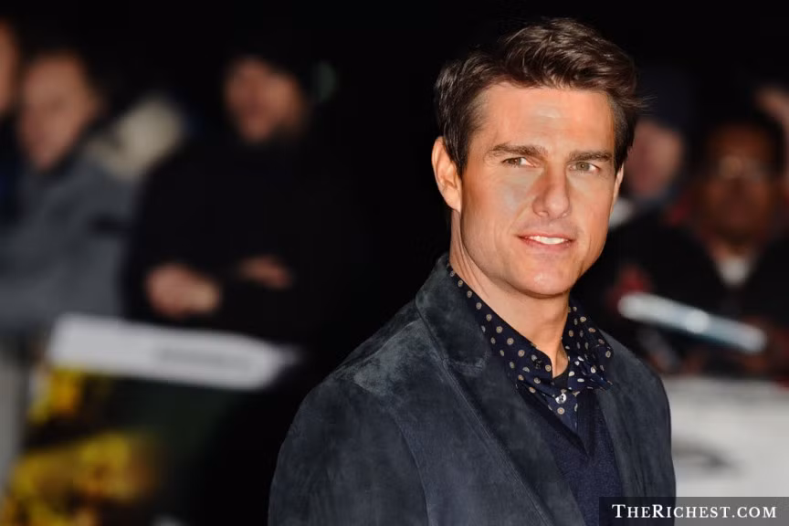Tom Cruise: Nam diễn viên điển trai này sở hữu tài sản khoảng 450 triệu USD và anh cũng có một lối sống tỷ lệ thuận với thu nhập của mình. Tom Cruise sở hữu nhiều nhà cửa, xe hơi sang trọng, mô tô, cộng với máy bay phản lực riêng.