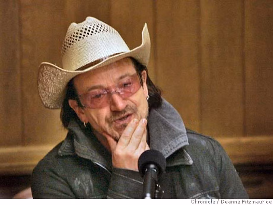 Bono: Nam ca sĩ Bono của U2 cũng có thói quen tiêu tiền khá lạ. Anh từng chi tới 1.700 USD để đặt vé máy bay hạng nhất cho chiếc mũ yêu thích của mình bay tới Italy. Anh dường như không muốn đi bất cứ nơi nào mà không có chiếc mũ yêu thích của mình. Vì vậy, khi anh vô tình để quên chiếc mũ ở nhà khi tới Italy, ông đã thu xếp để chiếc mũ của mình được mang tới sau đó.