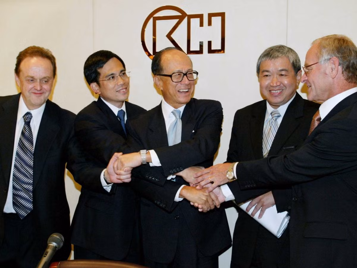 Tỷ phú Li đã ngừng sản xuất nhựa trước sự bùng nổ toàn cầu của Hong Kong và chuyển sang kinh doanh bất động sản khi ông mua lại Hutchison Whampoa vào năm 1979.