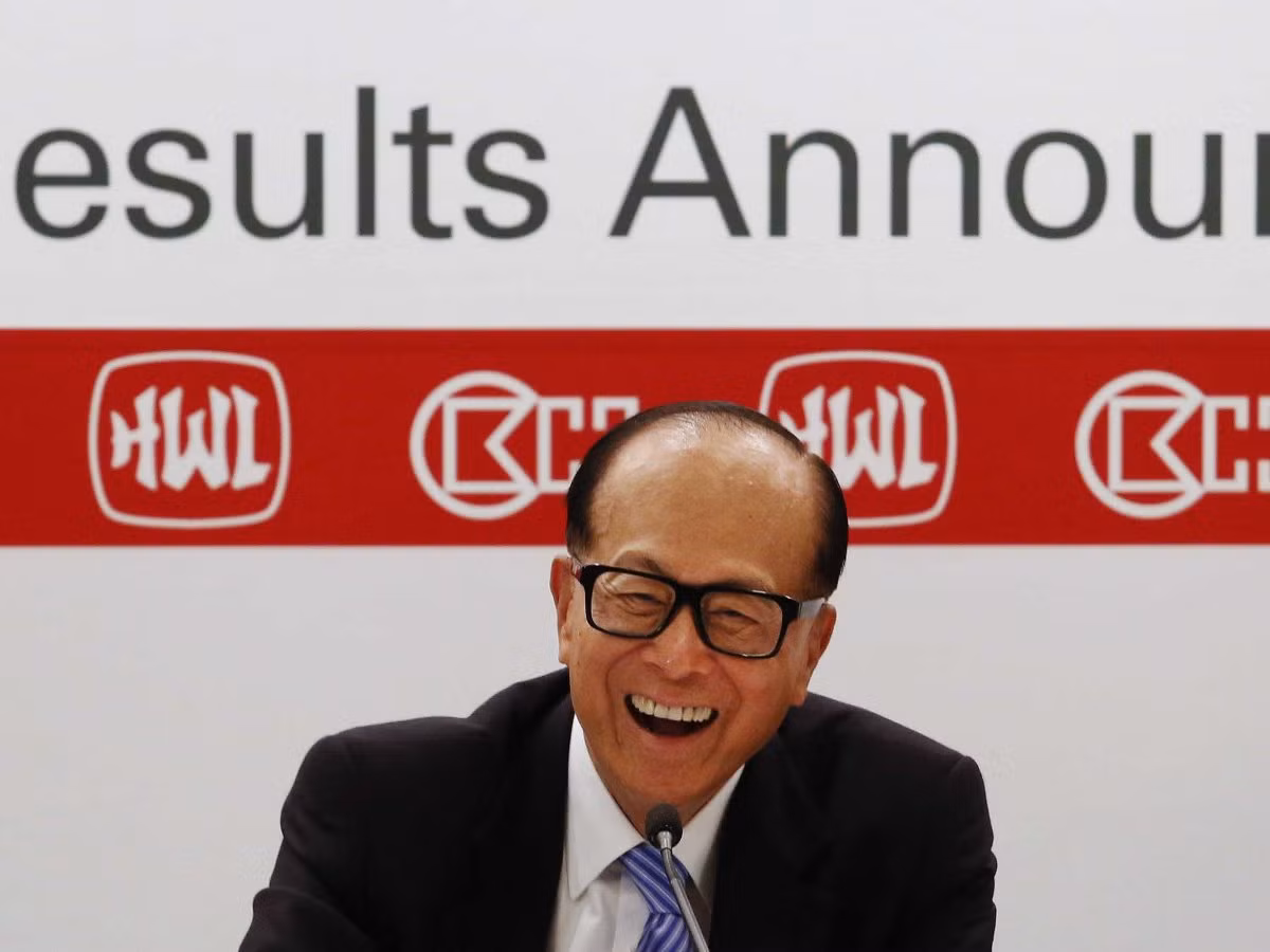 Do phải lao động cực nhọc từ nhỏ, tỷ phú Li rất giàu lòng nhân ái và ông thường xuyên làm từ thiện. Quỹ Li Ka-Shing được thành lập năm 1980 với mục đích từ thiện như cấp học bổng giáo dục, tài trợ cho y tế, các chương trình chăm sóc sức khỏe. Ông tuyên bố sau khi qua đời sẽ dành một phần ba tài sản cho quỹ này. Năm 2002, ông quyên góp hơn 19 triệu đôla Singapore cho Đại học Singapore Management University.