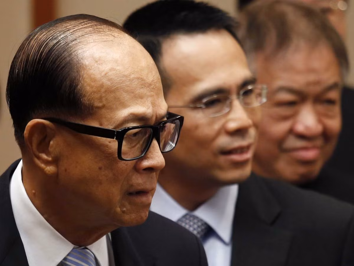 Dù nổi danh là một nhà đầu tư bất động sản nhưng các công ty của tỷ phú Li kiểm soát 70% hầu hết các công ty điện lực và viễn thông tại Hong Kong. Ông cũng sở hữu phần lớn cổ phần trong Husky Energy, một công ty của Canada. Li phân phối của cải và quyền lực của mình vào các ngành công nghiệp khác nhau và các khu vực địa lý.