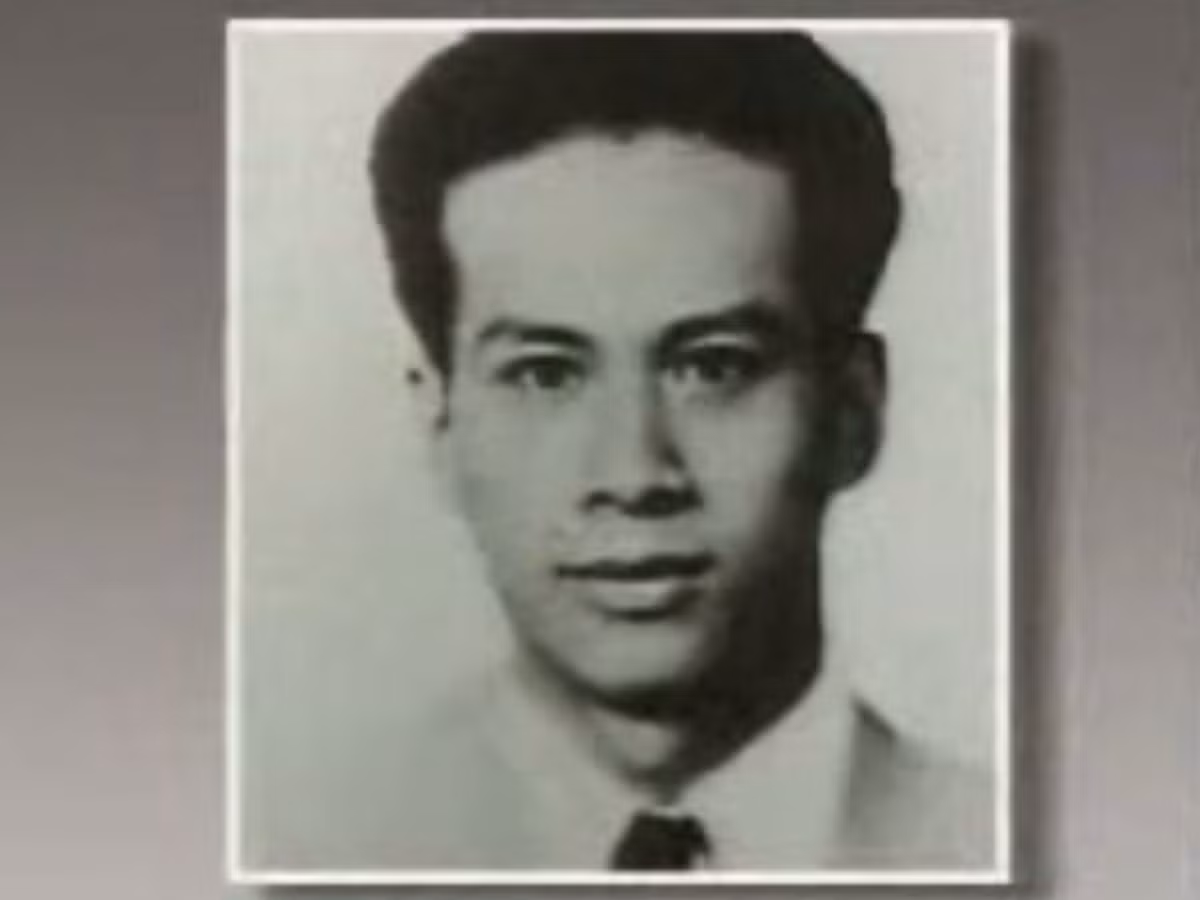 Trong gần bốn năm trong thời kỳ Nhật Bản chiếm đóng Hong Kong, ông đã gửi 90% số tiền lương của mình về cho mẹ mình chi tiêu cuộc sống.