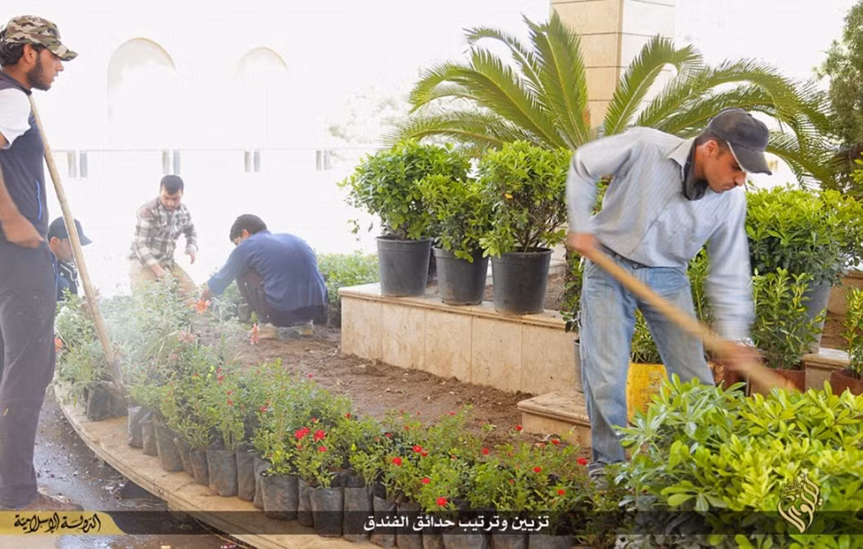 Công nhân đang tu sửa khuôn viên vườn tược của khách sạn.