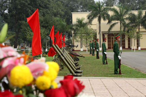 ... huấn luyện toàn diện, đồng đều, vững chắc cho các đối tượng, phấn đấu kiểm tra các nội dung có 100% đạt yêu cầu (trong đó có 80% trở lên khá giỏi), 100% cán bộ tự huấn luyện được theo phân cấp (trong đó có trên 90% cán bộ tiểu đoàn, 85% cán bộ đại đội, 80% cán bộ trung đội huấn luyện khá, giỏi); thực hiện nghiêm công tác xây dựng chính quy, rèn luyện kỷ luật; bảo đảm tốt công tác kỹ thuật, hậu cần cho các nhiệm vụ.