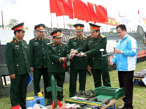 Các đại biểu tham quan đồ dùng huấn luyện được trưng bày trong Lễ ra quân huấn luyện.