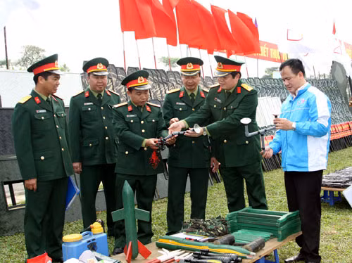 Các đại biểu tham quan đồ dùng huấn luyện được trưng bày trong Lễ ra quân huấn luyện.