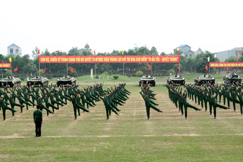Những động tác thể dục đều, đẹp mắt của cán bộ, chiến sĩ Trung đoàn Thủ đô.