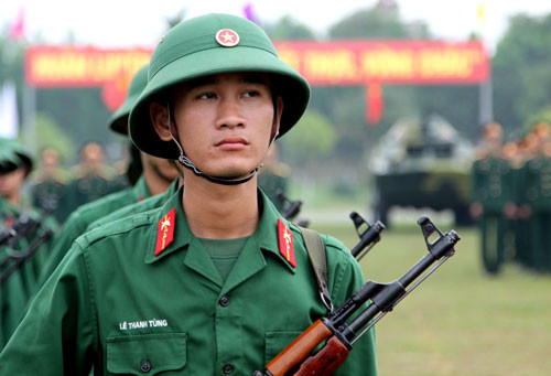 Tại buổi lễ, Trung đoàn 102 xác định sẽ triển khai đồng bộ, toàn diện và quyết liệt các chủ trương, biện pháp, nhằm thực hiện thắng lợi nhiệm vụ năm 2015 và các chỉ tiêu trong đợt thi đua “Thần tốc-Quyết thắng”, chào mừng kỷ niệm 40 năm Ngày giải phóng hoàn toàn miền Nam, thống nhất đất nước và thực hiện Tháng Thanh niên năm 2015. Ảnh: Gương mặt chiến sĩ trẻ.