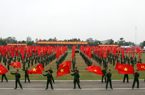 Chiến sĩ Trung đoàn Thủ đô với Quốc kỳ, Đảng kỳ, hồng kỳ.