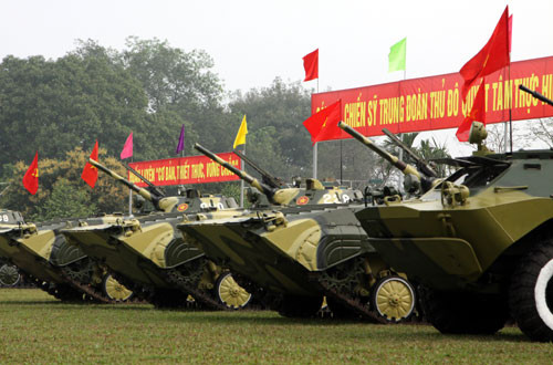 Trung đoàn Thủ đô vốn là đơn vị bộ binh cơ giới vì vậy được trang bị nhiều loại xe thiết giáp chiến đấu mạnh mẽ. Trong ảnh là xe chiến đấu bộ binh BMP-1 và thiết giáp chở quân BTR-60PB.