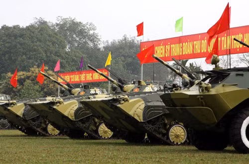 Trung đoàn Thủ đô vốn là đơn vị bộ binh cơ giới vì vậy được trang bị nhiều loại xe thiết giáp chiến đấu mạnh mẽ. Trong ảnh là xe chiến đấu bộ binh BMP-1 và thiết giáp chở quân BTR-60PB.
