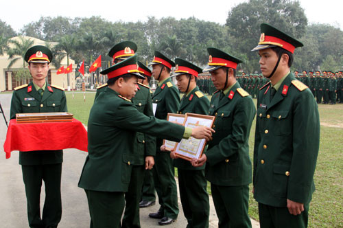 Trao thưởng cho các tập thể và cá nhân đạt thành tích tốt trong đợt thi đua đột kích “Mừng Đảng, mừng xuân, mừng đất nước đổi mới”.