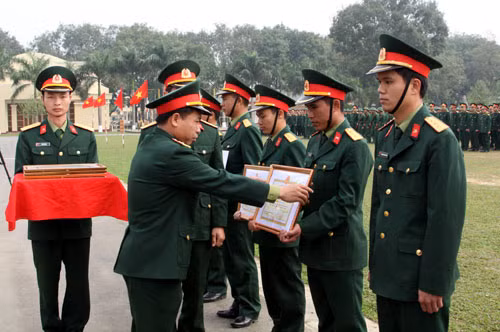 Trao thưởng cho các tập thể và cá nhân đạt thành tích tốt trong đợt thi đua đột kích “Mừng Đảng, mừng xuân, mừng đất nước đổi mới”.