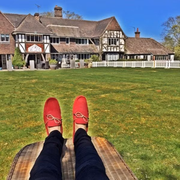 Nghỉ dưỡng tại các trang trại, biệt thự triệu đô là điều không thể thiếu của hội con nhà giàu trong dịp hè.