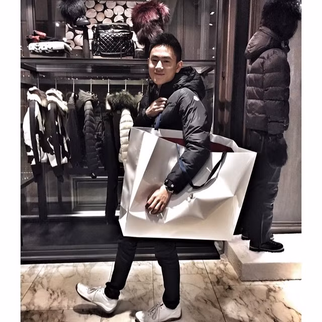 Mua sắm cũng là một trong những thú vui đốt tiền trong dịp hè.