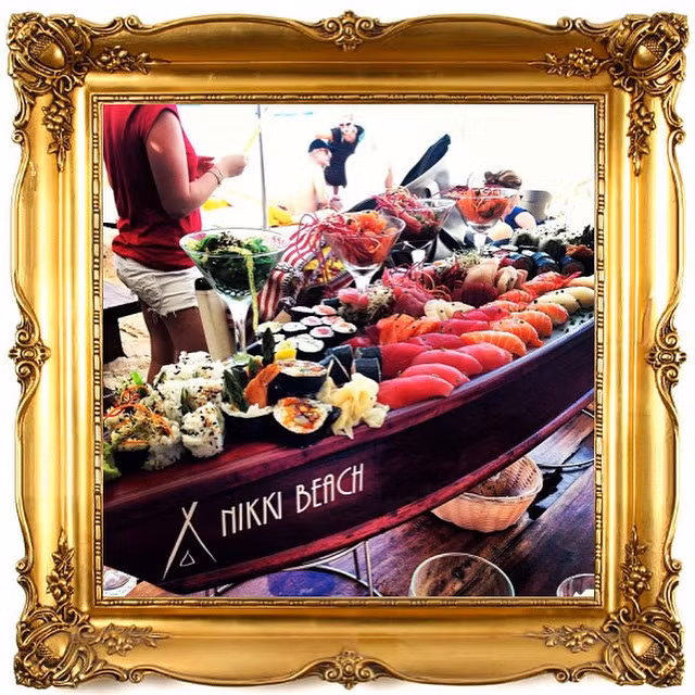 Những bữa tiệc xa hoa là điều không thể thiếu.