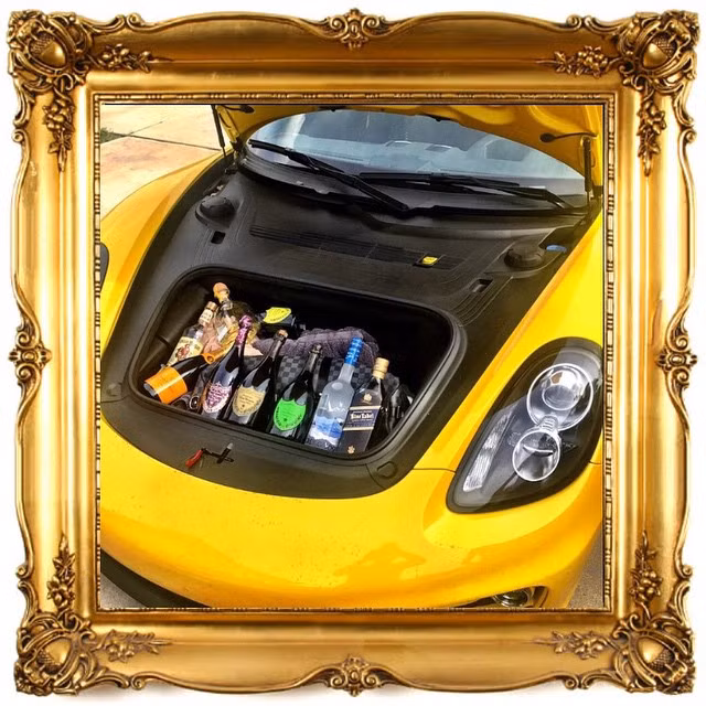 Hành lý quan trọng của những đứa trẻ nhà giàu là rượu.