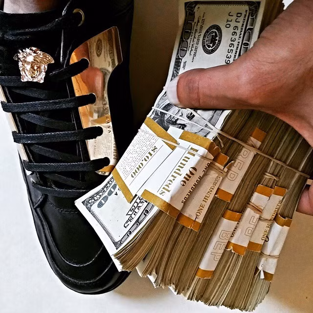 Mỗi dịp hè, những đứa trẻ con nhà giàu đốt rất nhiều tiền vào việc mua sắm.