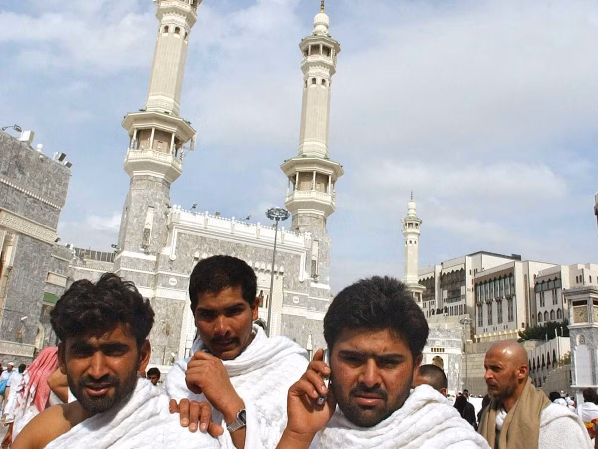 Diện tích Ả rập Saudi lớn gấp 14,5 lần của Bangladesh nhưng có dân số ít hơn 6 lần. Hơn 80% dân số Ả rập Saudi sống ở thành phố, khiến nhiều vùng đất có dân cư thưa thớt.